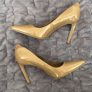 Nude patent leather pumps